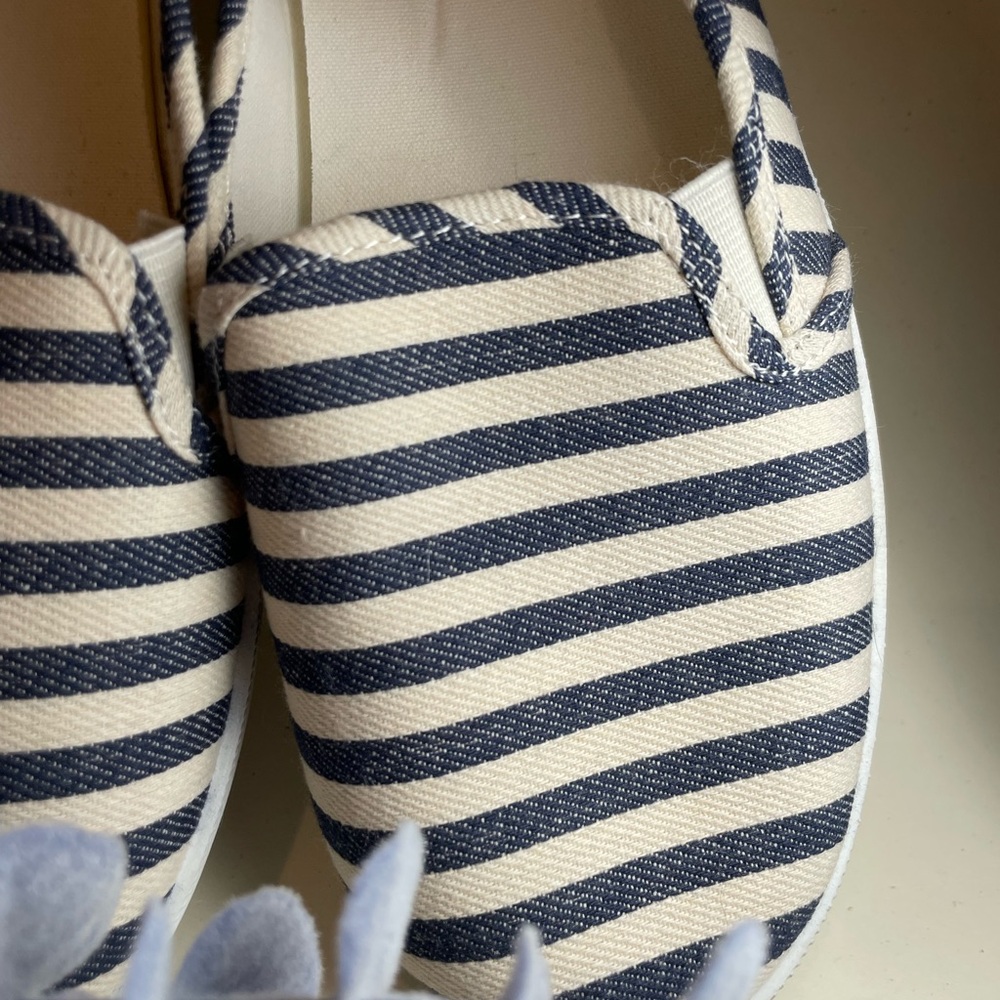 women’s slip on shoes 9/10 NWT - Picture 2 of 3